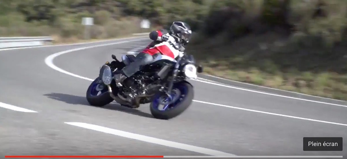 La Suzuki SV 650 – modèle 2016 – qui frotte en virage