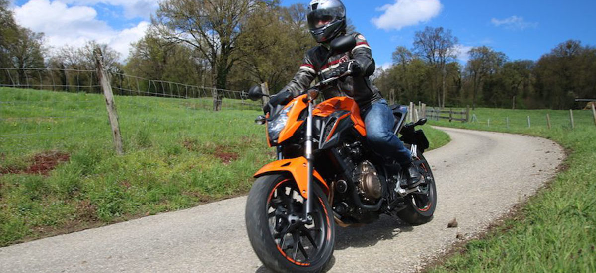 Une motarde renoue avec les deux roues sur une CB 500 F