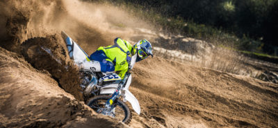 Tout paraît facile sur les vidéos promotionnelles Husqvarna :: tout-terrain