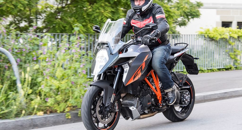 KTM 1290 Super Duke GT, la « Bête » avec des poignées chauffantes