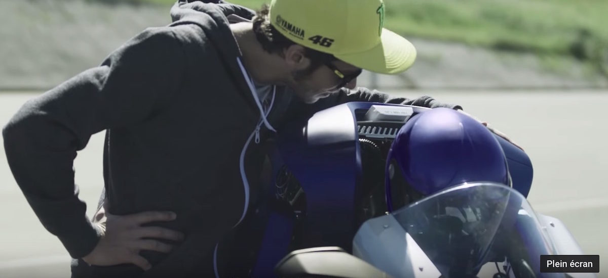 Le Motobot Yamaha rencontre le Doctor (Valentino)