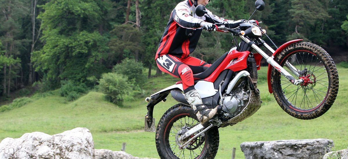 Noé, espoir du trial suisse, teste la Montesa 4Ride