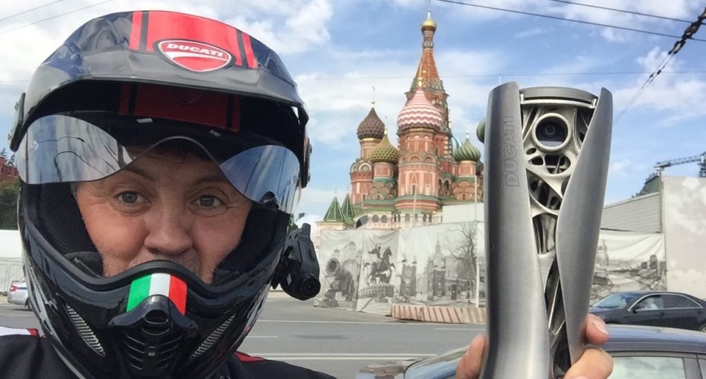 La torche Ducati passe à Laurent Cochet, direction Vladivostok