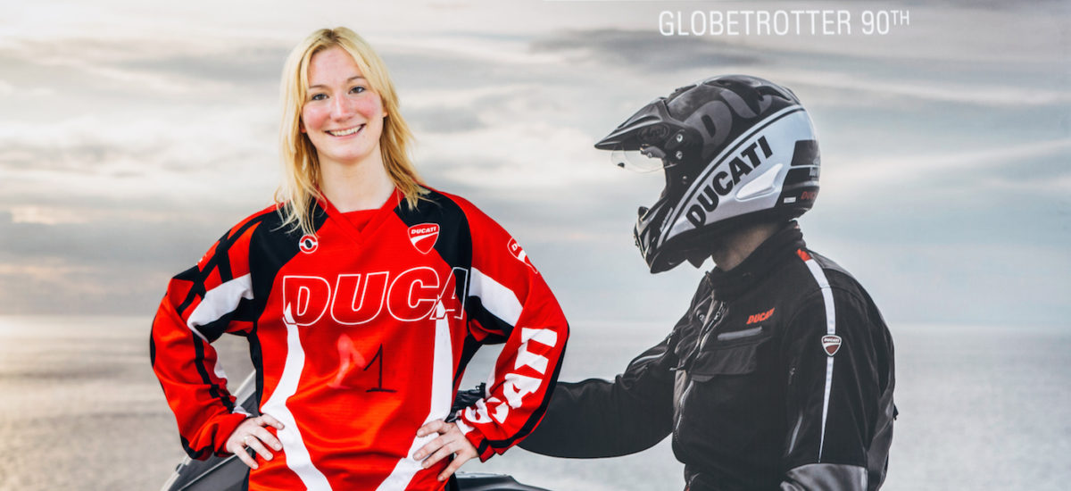 La torche des Globe-trotters Ducati passe à Jessica au Japon