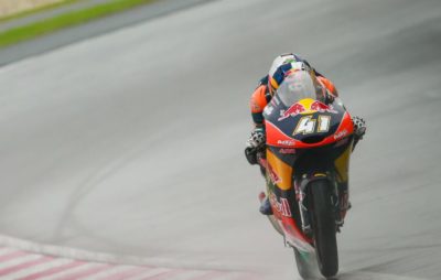 Nouvelle pole de Binder sur l’asphalte mouillé de Sepang :: Moto3