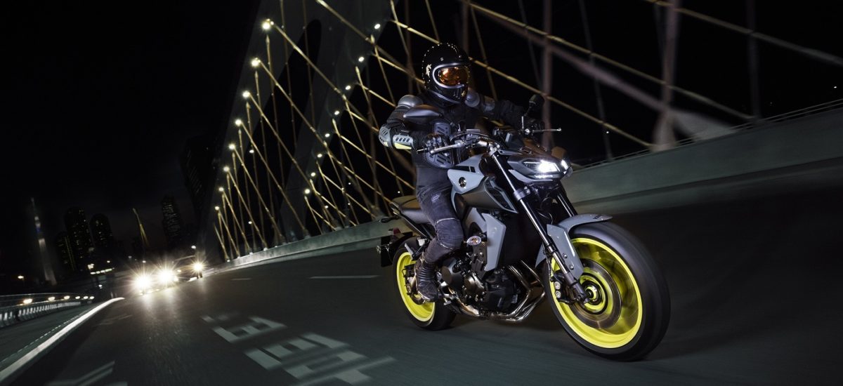 La Yamaha MT-09 aura deux yeux et une fourche plus sportive