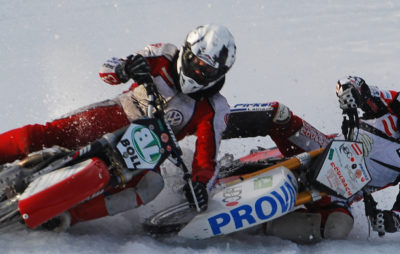 Une course de moto sur glace en janvier 2017 à Champex :: Clous