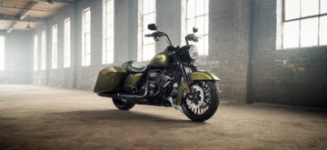 La version Special assombrit la Harley Road King