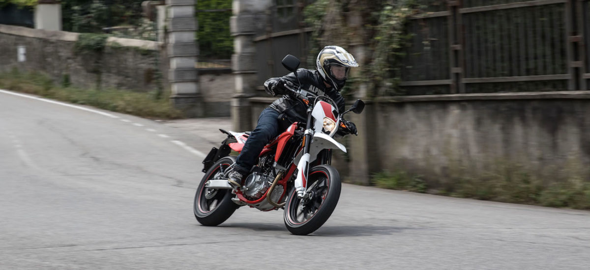 La SWM SM 125 R, un petit supermotard bourré de caractère