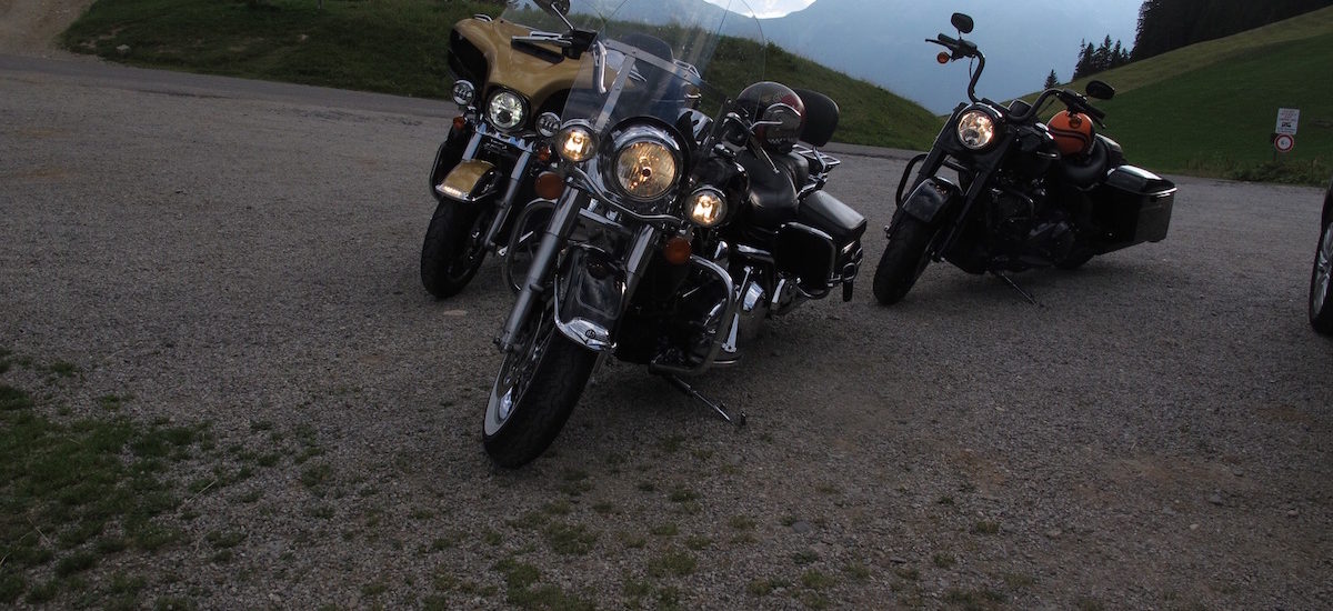 La patrouille actumoto.ch l’a (presque) fait: 37 cols en Harley en 24 heures