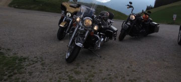 La patrouille actumoto.ch l&rsquo;a (presque) fait: 37 cols en Harley en 24 heures