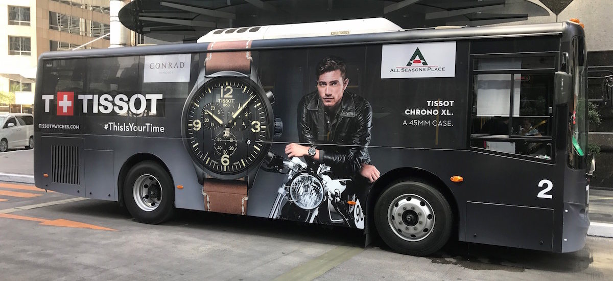 Une BMW du Swiss Moto Legend Trophy sur une pub Tissot