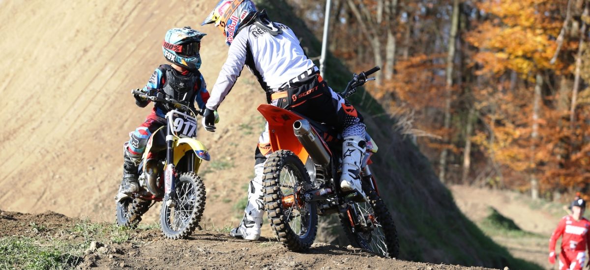 Les enfants qui feront la parade au Supercross de Genève s’entraînent avec Matt Rebeaud