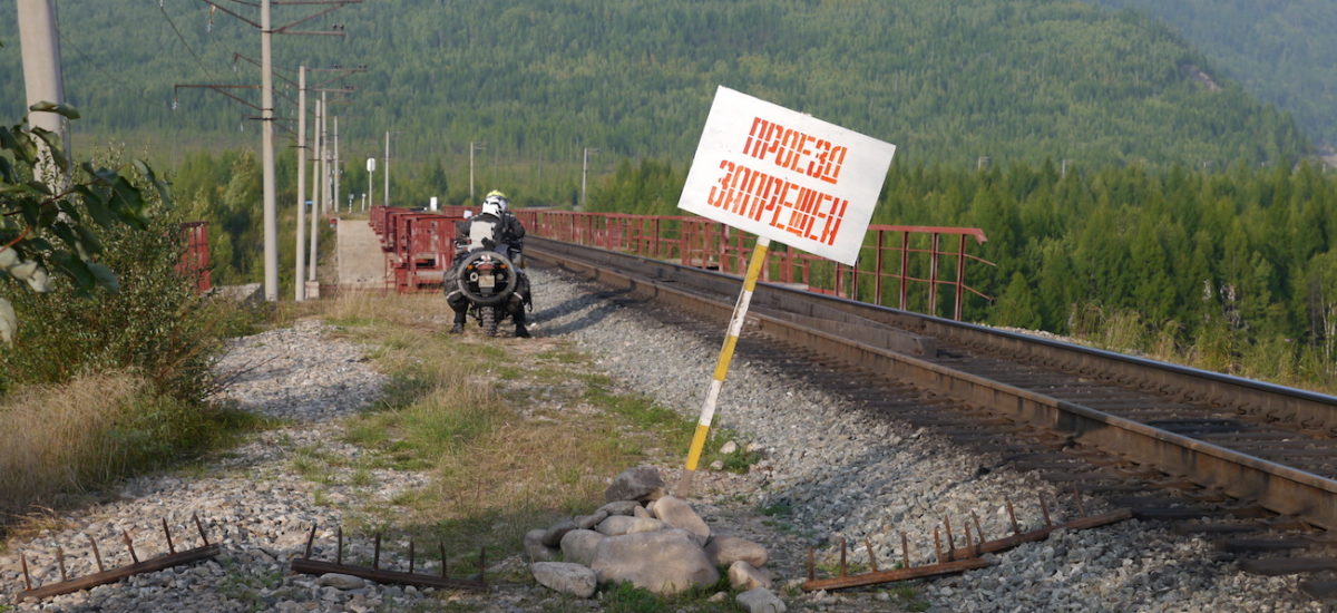 Il achète des habits moto… et part jusqu’au bout de la Sibérie sur son Hirondelle