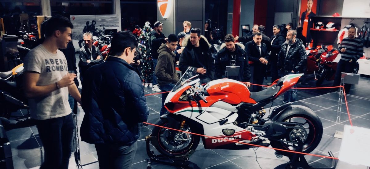 La nouvelle Ducati Panigale V4 fait le tour de Suisse et scotche le public