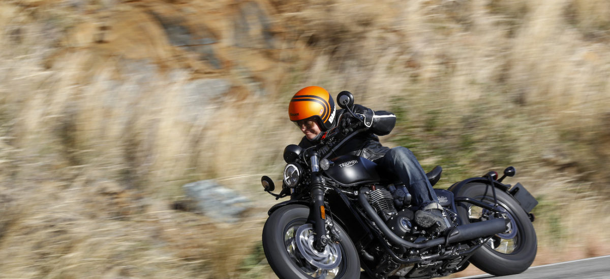 La Bonneville Bobber Black va un cran plus loin dans la bad attitude, mais reste anglaise