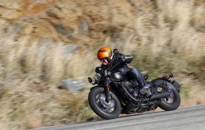 La Bonneville Bobber Black va un cran plus loin dans la bad attitude, mais reste anglaise :: Test Triumph