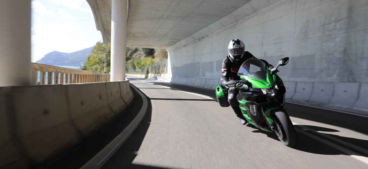 La Kawasaki Ninja H2 SX, ou le voyage moto compressé