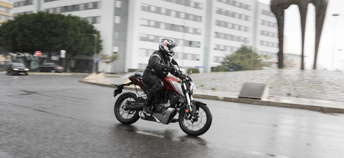 Agile et rassurante, la petite CB 125 R, avec le look de ses grandes soeurs