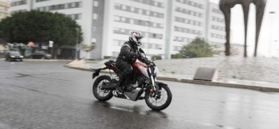 Agile et rassurante, la petite CB 125 R, avec le look de ses grandes soeurs :: Test Honda