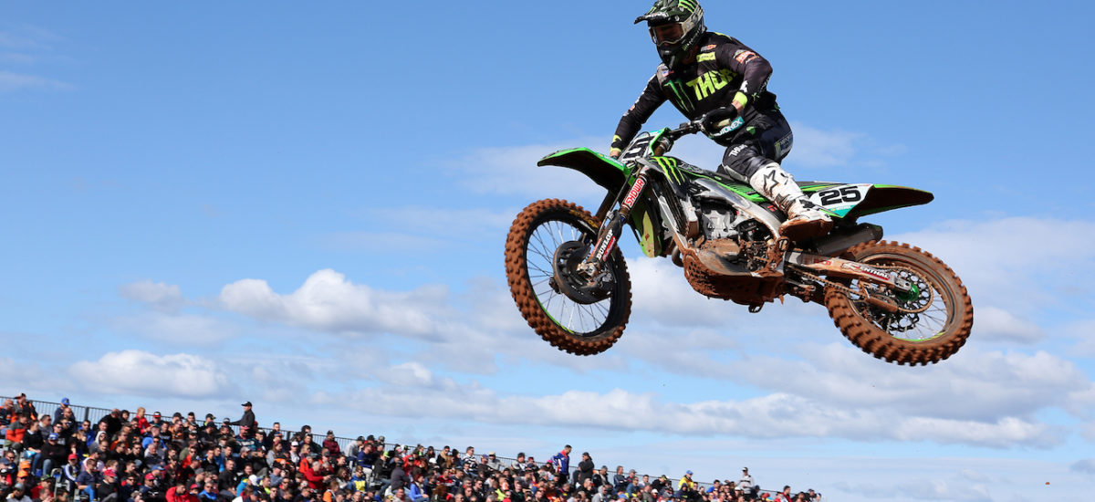 Un pilote Kawasaki sur le podium derrière les KTM à Red Sands en Espagne