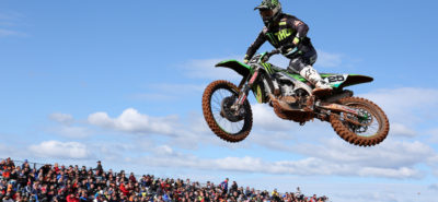 Un pilote Kawasaki sur le podium derrière les KTM à Red Sands en Espagne :: MXGP 2018