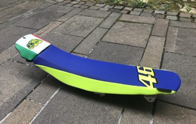 Le Genevois Simon Dubouloz offre une selle à Valentino Rossi! :: MotoGP