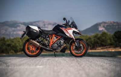 Un écran couleur, la connectivité et plus de protection pour la KTM 1290 Super Duke GT :: Nouveautés 2019