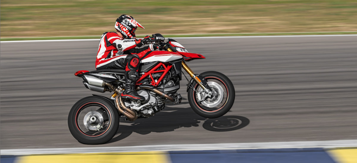 Un Hypermotard Ducati 950 encore plus joueur, avec pots sous la selle