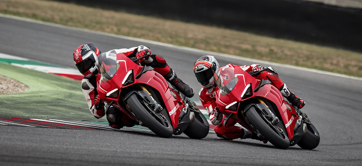 Après la Ducati V4 de route, voici la Panigale V4 R faite pour la course