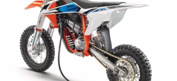 Avec la SX-E 5 et l&rsquo;EE 5, KTM et Husqvarna se mettent à la mini moto de cross électrique