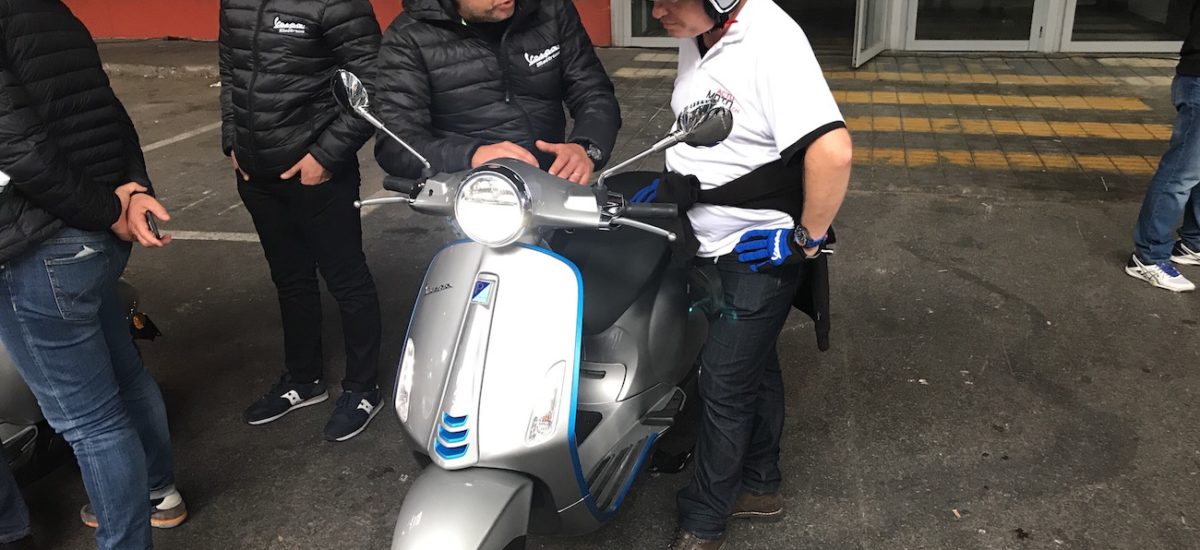 Actumoto teste un des premiers exemplaires de la Vespa Elettrica