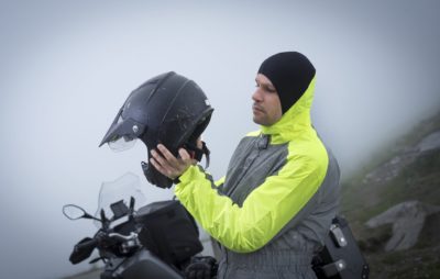 Nouvelles tenues de pluie réfléchissant la lumière chez iXS :: Habits moto