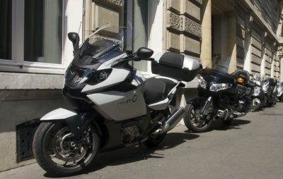 Le Tribunal fédéral juge que motos et scooters n’ont rien à faire sur les trottoirs :: Stationnement