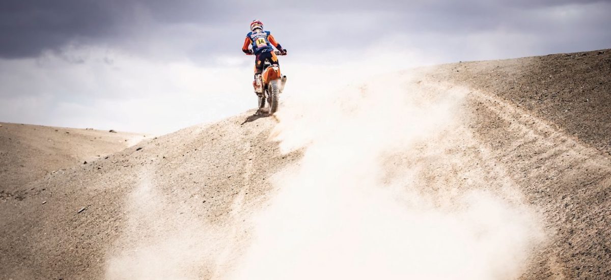 Dakar étape 5: Sam Sunderland « perd » 7 minutes à aider un pilote mais gagne