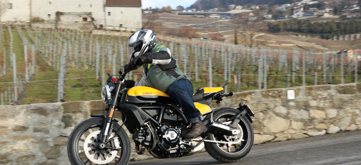 Le Scrambler Ducati Full Throttle, moto culte et facile, en jaune