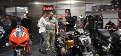 La Ducati V4 Penta supernaked a attiré la foule à Crissier :: Présentation statique