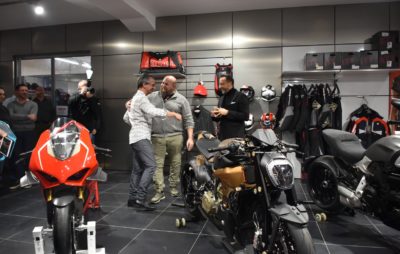La Ducati V4 Penta supernaked a attiré la foule à Crissier :: Présentation statique
