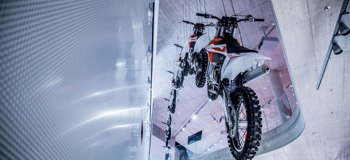 Comme BMW, Triumph et d’autres, KTM a désormais son « temple », le Motohall