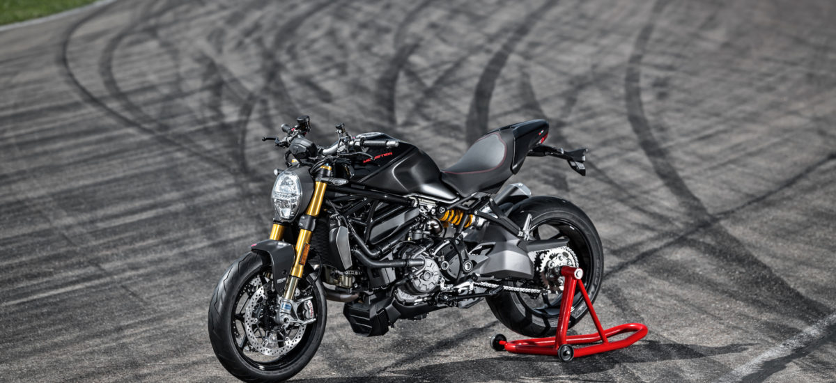 Une Ducati Monster 1200 S noir sur noir