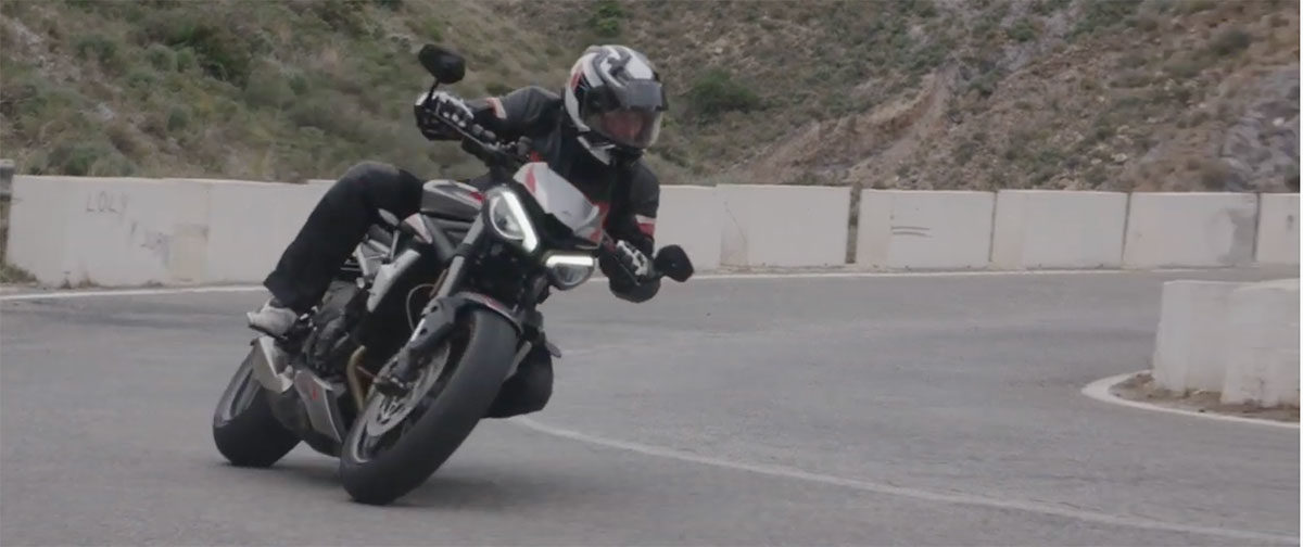 La Triumph Street Triple RS tantôt route tantôt piste