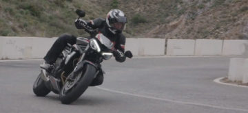 La Triumph Street Triple RS tantôt route tantôt piste