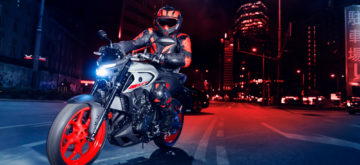 Une Yamaha MT-03 à trois yeux et aux suspensions revues