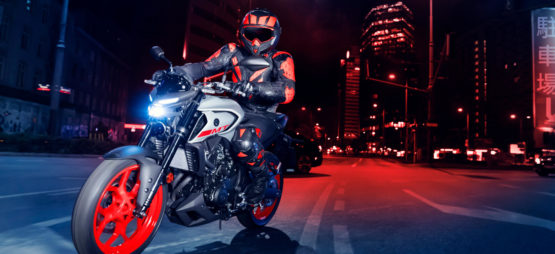 Une Yamaha MT-03 à trois yeux et aux suspensions revues