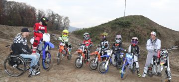 Des enfants à l’école du Supercross de Genève avec Matt Rebeaud