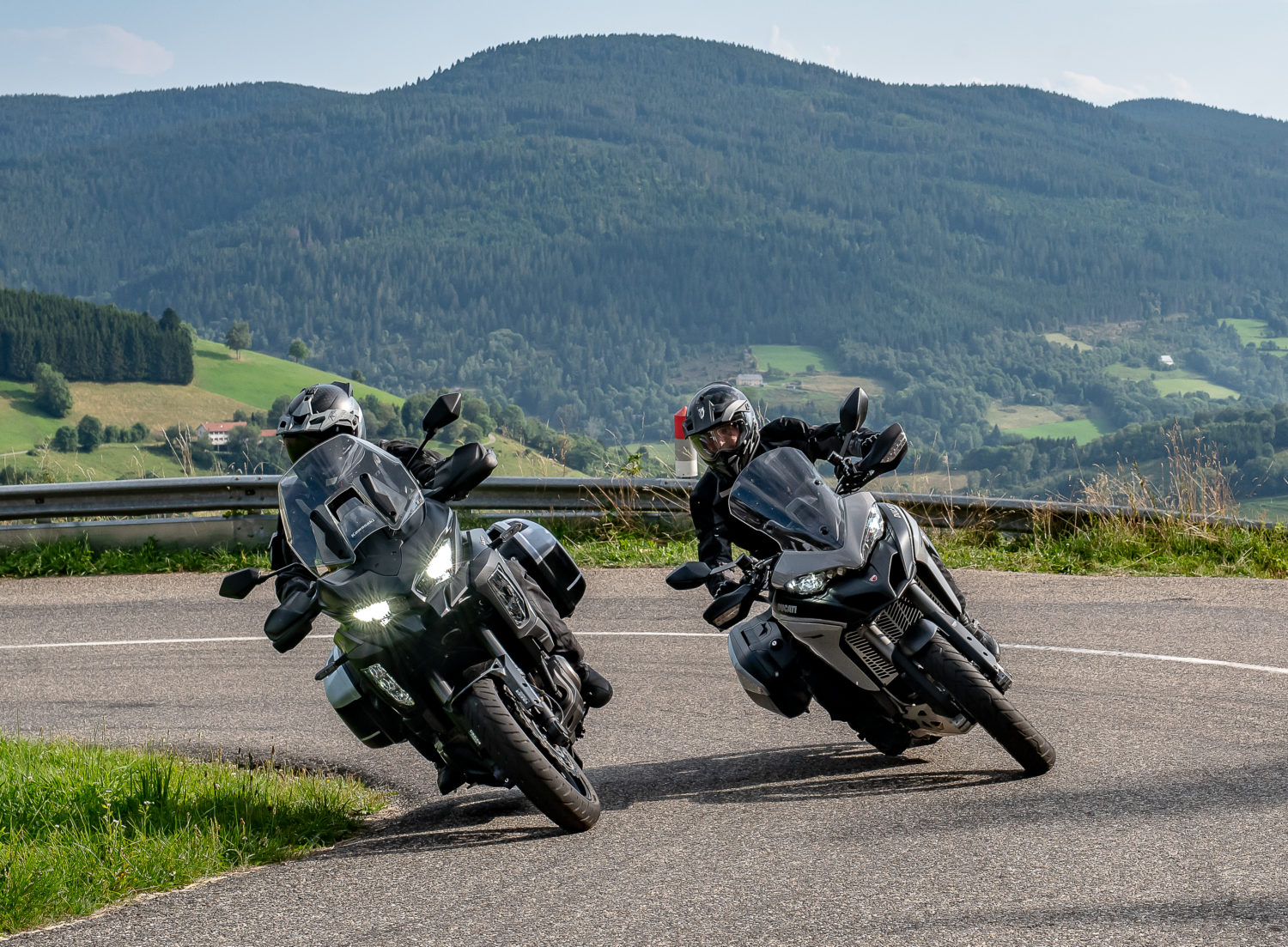 Comparatif Ducati Multistrada 960 S Kawasaki Versys 1000 SE Actumoto.ch (c) Mathias Deshusses