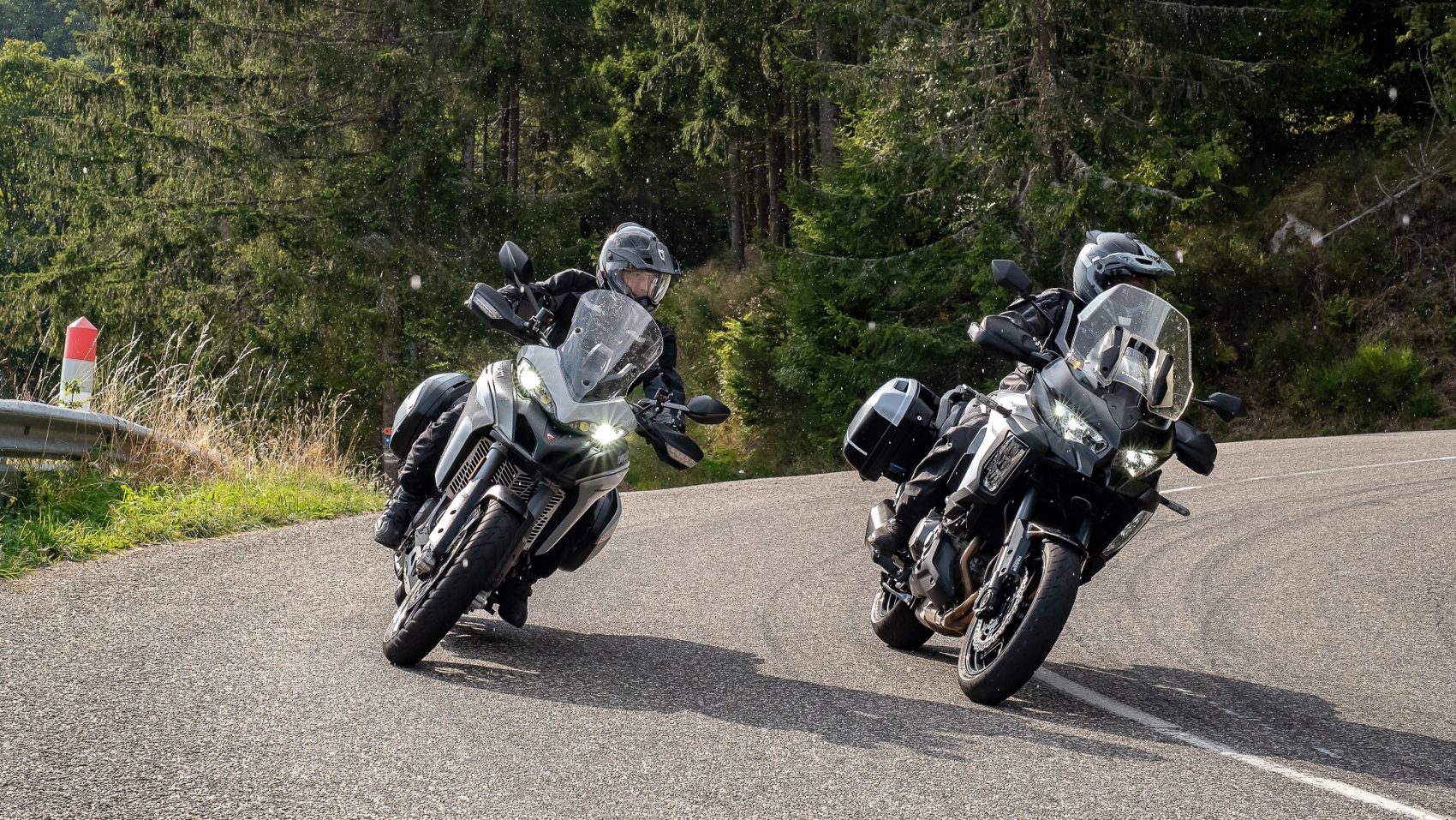 Comparatif Ducati Multistrada 960 S Kawasaki Versys 1000 SE Actumoto.ch (c) Mathias Deshusses