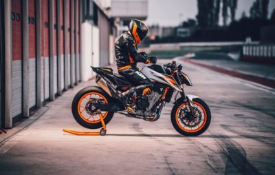 Présentation en direct de la nouvelle 890 Duke R :: KTM