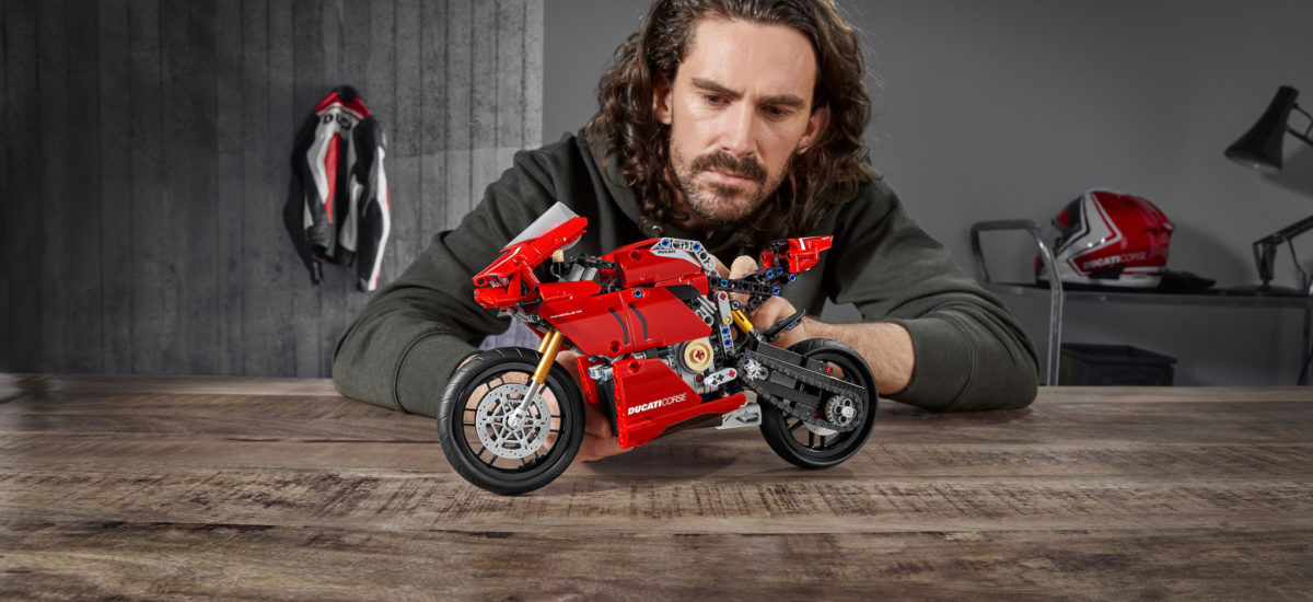 Une Panigale V4 R Lego Technic, avec une boîte de vitesses!