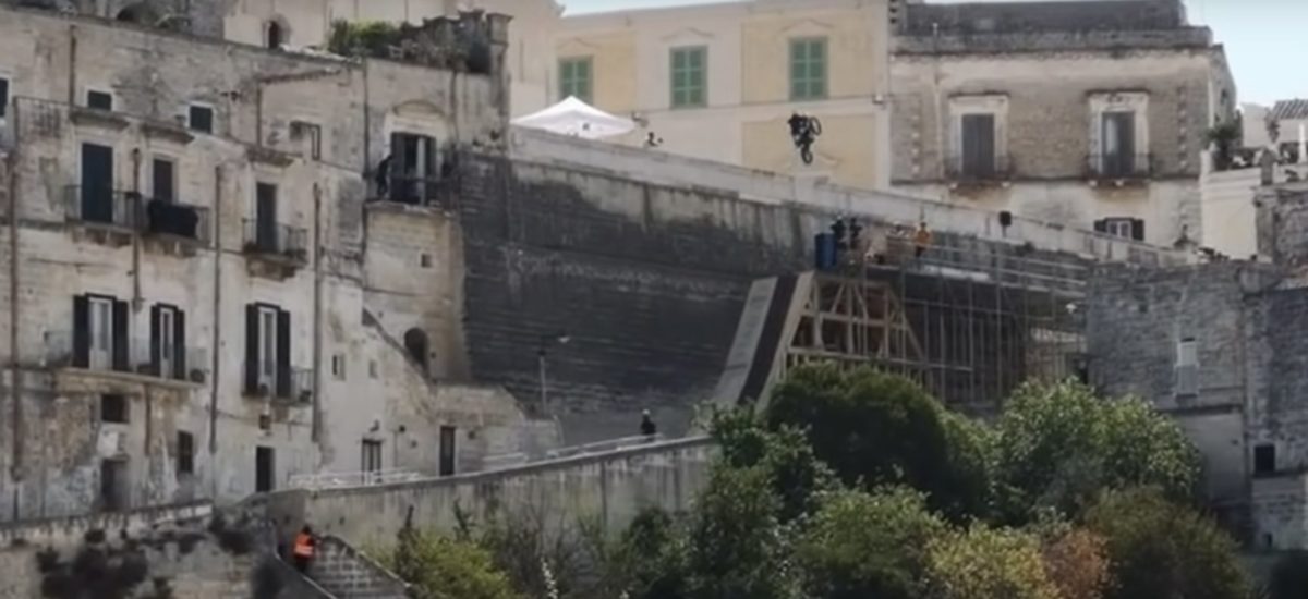 Des Triumph et une cascade à moto colossale dans le prochain James Bond